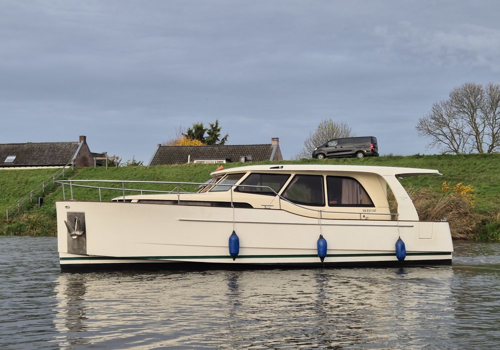 Naousa (Greenline 33) huren